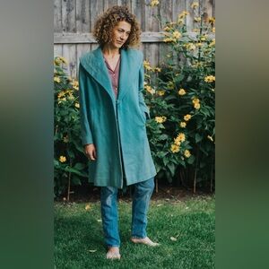 Vintage 1950s–60s teal wool coat featuring a silk lining. Size M.